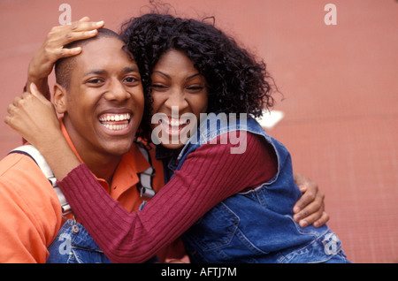 Coppia giovane abbracciando, ridendo Foto Stock