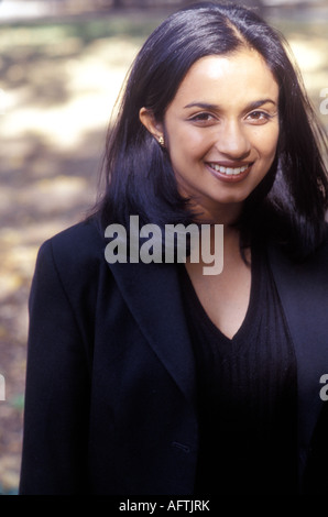 Giovane imprenditrice staring, ritratto Foto Stock