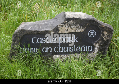 Pietra intagliata indicante il parco del castello in inglese e irlandese su una rotta sulla costa causeway Irlanda del Nord Foto Stock