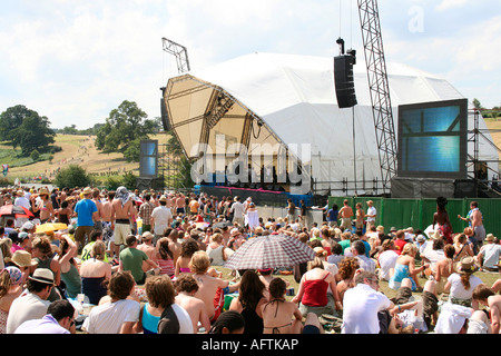 La folla guardando un atto di musica sul palcoscenico del big chill festival di musica, Eastnor, Inghilterra. Foto Stock