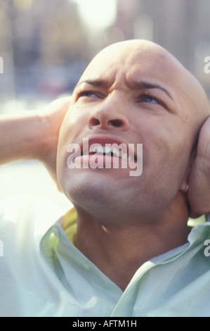 Giovane uomo gesti Foto Stock