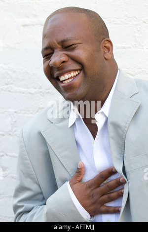 Giovane uomo sorridente, ritratto Foto Stock