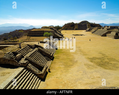 La Gran Plaza con la Plataforma Sur nella distanza a Monte Alban Foto Stock