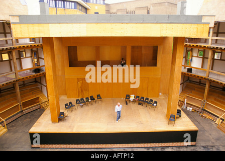 Anni Novanta Globe Theatre di Shakespeare new Globe Theatre incompiuta in costruzione 90s Londra Tony Britton attore sulla scena ripassando 1997 Foto Stock