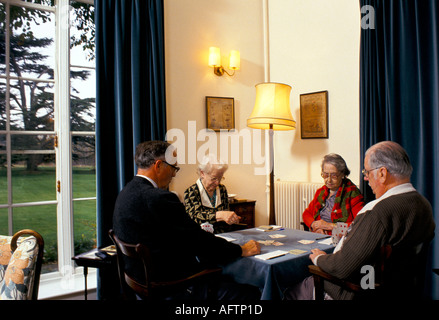 Care Home UK. Giocando a Bridge, anziani pensionati anziani anziani che giocano a un gioco di carte 1990s Gloucestershire 1991 HOMER SYKES Foto Stock