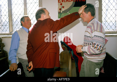 Mettere le mani trance religiosa che parla in lingue UK Chiesa di San Nicola Ashill Norfolk 1990s HOMER SYKES Foto Stock