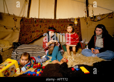 Gruppo familiare hippy di nuova età che vivono al di fuori della rete UK tipi Valley madre e bambini che vivono in una comunità hippy gallese di tipi.1980 1985 Llandeilo, Galles Foto Stock