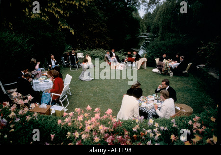 Picnic all'aperto degli anni '1980 nei giardini, giardini dell'Opera House durante il lungo intervallo Lewes Sussex 1984 UK HOMER SYKES Foto Stock