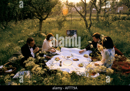 Picnic all'aperto degli anni '1980 nei giardini, giardini dell'Opera House durante il lungo intervallo Lewes Sussex 1984 UK HOMER SYKES Foto Stock