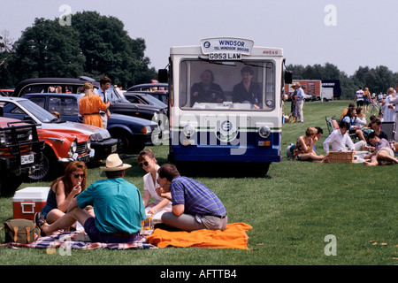 Furgone per latte o galleggiante per il latte che effettua una consegna al parcheggio del Windsor Great Park persone che fanno un picnic prima dell'inizio della partita di polo. 1980s 80s UK HOMER SYKES Foto Stock