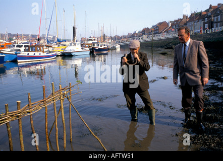 Whitby Penny Hedge o Penance Hedge Yorkshire evento annuale il Mattina di Ascensione Eve Horn soffiatore costruire la siepe anni '90 REGNO UNITO HOMER SYKES Foto Stock