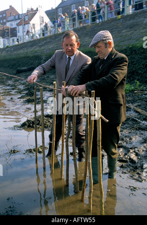 Whitby Penny Hedge o Penance Hedge Yorkshire evento annuale il Mattina di Ascensione Eve Horn soffiatore costruire la siepe anni '90 REGNO UNITO HOMER SYKES Foto Stock