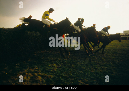 Gara di corse ippiche Grand National, Aintree Lancashire, Regno Unito. Fantini amatoriali che saltano una recinzione. 1980s 1986 Inghilterra Regno Unito HOMER SYKES Foto Stock