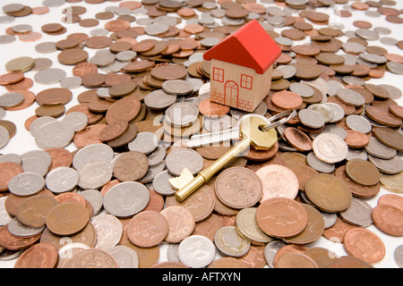 Risparmi investiti in una nuova casa o proprietà le chiavi di casa nuova o home Foto Stock