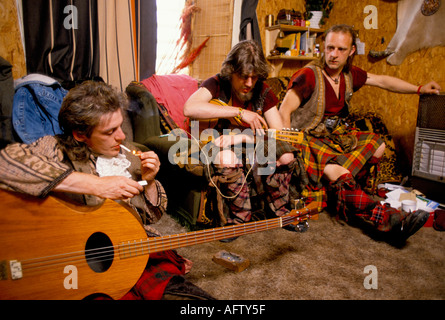 Il gruppo clan re-enactment, Seoras Wallace Chieftain di ‘Clan Wallace’ in home (a destra) Glasgow Scozia 1990 Regno Unito HOMER SYKES Foto Stock
