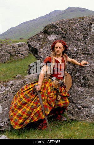 Il Clan un gruppo di reenactment scozzese vestito per la battaglia di Culloden un lungo tradizionale. Glen Croe Scozia 1990 Regno Unito HOMER SYKES Foto Stock