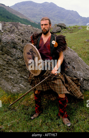 Il Clan un gruppo di reenactment scozzese vestito per la battaglia di Culloden un lungo tradizionale. Glen Croe Scozia 1990 Regno Unito HOMER SYKES Foto Stock