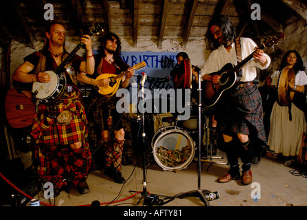 Ceilidh musica folk tradizionale scozzese, membri del gruppo che indossano tradizionali kilt tartan - abito delle Highland. Argyll e Bute, Scozia anni '1995 1990 Regno Unito Foto Stock