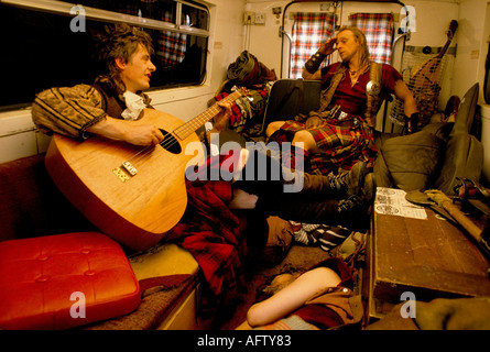 Il gruppo clan re-enactment, Seoras Wallace Chieftain di ‘Clan Wallace’ (a destra) in van dove alcuni dormono durante la notte Scozia anni 90 Regno Unito HOMER SYKES Foto Stock