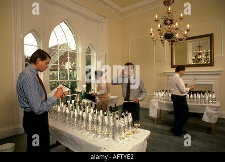 Vino inglese anni '80. I degustatori di vino giudicano le bottiglie avvolte in modo che l'etichetta del vino non possa essere vista dai giudici 1989 Pilton Manor Vineyard Somerset UK. Foto Stock