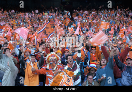 Paesi Bassi Rotterdam sostenitori celebrando obiettivo olandese contro il Belgio in stadium 1997 Foto Stock