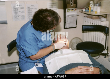 Odontoiatria dentista e paziente di ispezione di perforazione Foto Stock