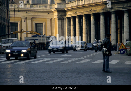 Vaticano papa auto Scv1 Lasciando Piazza San Pietro con Giovanni Paolo II Foto Stock