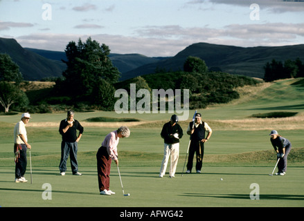 Gleneagles Hotel, Scozia circa 1995. I vacanzieri dell'hotel giocano a golf. 1990S UK HOMER SYKES Foto Stock