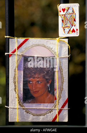 Regina di cuori, carta da gioco e foto dei principi Diana del Galles dopo la sua morte 1997 postato su ringhiere fuori Kensington Palace Londra Regno Unito 1990s Regno Unito Foto Stock