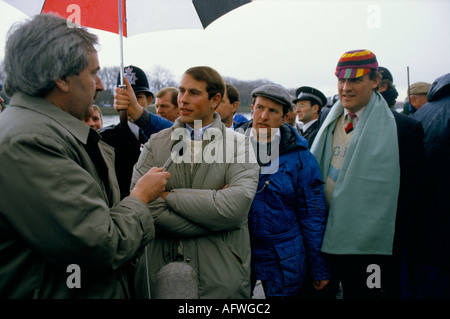 Prince Edward 1980s intervistato da Desmond Lynam all'Oxford Cambridge University Boat Race Start Putney South West London UK 1986 HOMER SYKES Foto Stock
