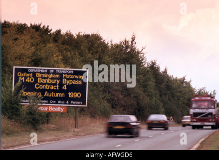 Tangenziale Banbury M40 apertura nel 1990 segnale del Dipartimento dei trasporti sull'autostrada 1980s UK HOMER SYKES Foto Stock