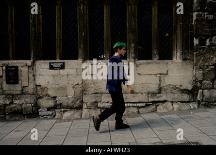 Punk con capelli di colore verde Glastonbury, Somerset, circa 1985 UK HOMER SYKES Foto Stock