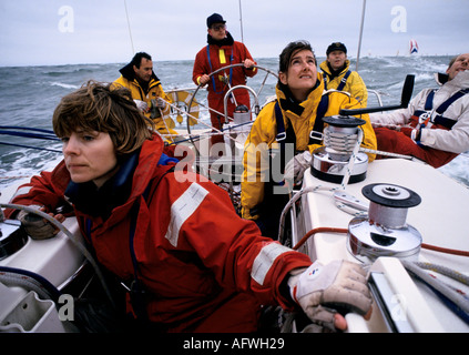 Team racing yacht donne a vela regate yacht. Equipaggio nella gara Round the Island Race l'Isola di Wight Inghilterra anni 1980 UK HOMER SYKES Foto Stock