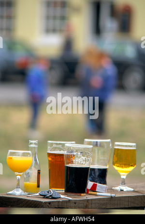 Non bere e guidare 2000s. Bicchieri birra, succo d'arancia, pacchetto di sigarette e chiavi auto fuori pub tavolo da giardino Wimbledon UK 2001 HOMER SYKES Foto Stock