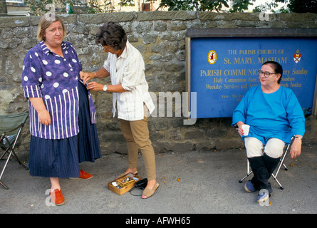 Due Fat Ladies Clarissa Dickson Wright Button cucito su Jennifer Paterson seduta sul set di film BBC2 TV Cooking program 1998.1990 UK Foto Stock