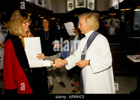 Revd Ulla Monberg, a St James Piccadilly, Londra giugno 1992. Incontro con i membri della comunità ecclesiale alla fine del servizio religioso domenicale mattutino. Foto Stock