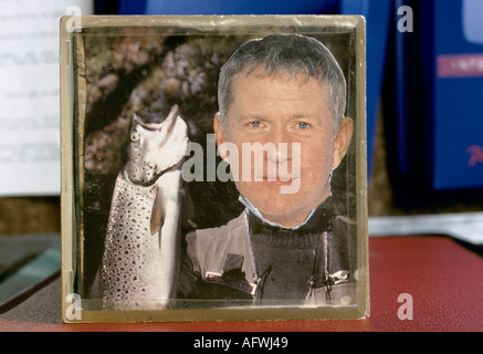 Programma TV di incidenti 1997 BBC uno dramma medico. L'attore Derek Thompson interpreta Charlie Fairhead 1990 UK HOMER SYKES Foto Stock