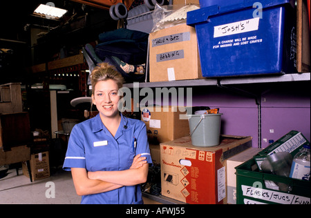 Casualty è un dramma televisivo medico britannico su BBC One, BBC1 girato a Bristol circa giugno 1997. Ambulanza in studio. 1990S REGNO UNITO HOMER SYKES Foto Stock