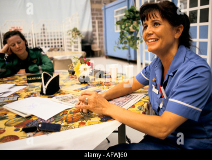 Casualty è un dramma televisivo medico britannico su BBC One, BBC1 girato a Bristol circa giugno 1997. 1990S REGNO UNITO HOMER SYKES Foto Stock