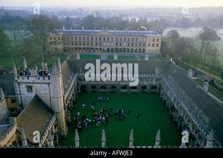 Gli studenti universitari Magdalen dell'università di Oxford in quad all'alba del giorno di maggio 1990 il coro britannico canta dalla cima della grande Torre. 1997 HOMER SYKES Foto Stock