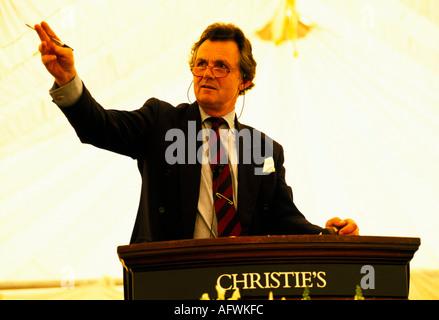 Lord Hindlip Christies Auctioneer. Asta vendita casa di campagna Newnham Hall Northamptonshire 1994, asta in corso. ANNI '90 REGNO UNITO HOMER SYKES Foto Stock