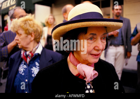 Donna anziana vestita elegantemente London Belgravia. Festa in strada a Motcomb Street. Luglio 1998 1990, HOMER SYKES Foto Stock