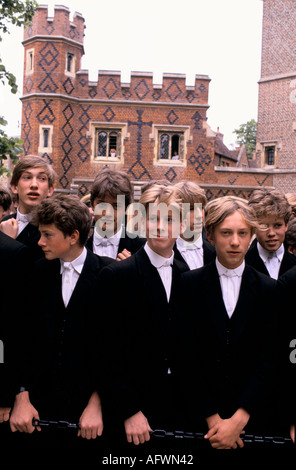 La regina Elisabetta II visita l'Eton College il 550° anniversario della scuola. I ragazzi si mettono in fila per vedere la Regina Windsor Berkshire.29th May1990 1990s HOMER SYKES Foto Stock