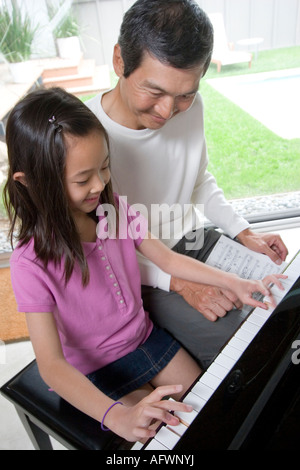 Ragazza giovane prendendo lezioni di pianoforte Foto Stock