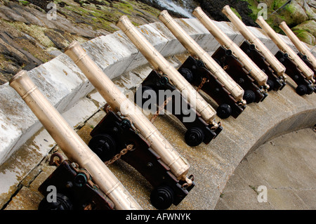 A partire cannoni canoni al di fuori del Royal Yacht Squadron a Cowes sull'isola di Wight durante la cowes week regata annuale Foto Stock