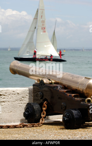 A partire cannoni canoni al di fuori del Royal Yacht Squadron a Cowes sull'isola di Wight durante la cowes week regata annuale Foto Stock