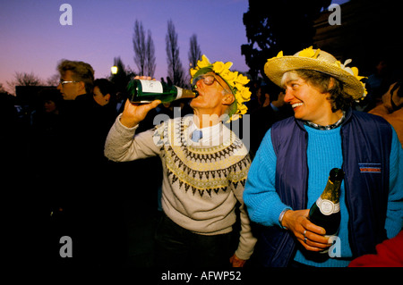 Oxford May Day 1990s Regno Unito. I festeggiamenti all'alba sul Magdalen Bridge, anziani e anziani celebrano l'arrivo della primavera. 1997 Inferno chi importa a HOMER SYKES Foto Stock