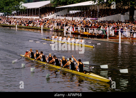 Linea finale sportiva vincente 1990s Henley Royal Regatta. La folla di Henley on Thames guarda la corsa in barca dalle sponde del fiume. 1995 UK HOMER SYKES Foto Stock