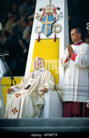 Papa Giovanni Paolo II 1982 Regno Unito. Visita papale seduto sul trono papale - cathedra stanca, vecchia, esausta. Wembley Stadium Londra Inghilterra anni '1980 Foto Stock