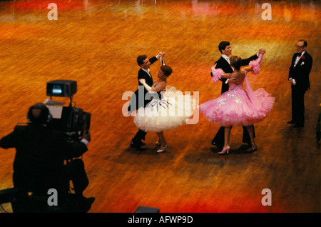 Come Dancing, la serie è stata girata a Blackpool, Lancashire, Inghilterra. Il giudice e il cameraman, la troupe televisiva. 1990S REGNO UNITO 1991 HOMER SYKES Foto Stock